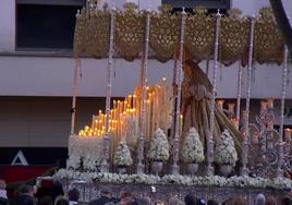 En vídeo: la Virgen del Rosario de Montesión derrocha gracia en su entrada en la Campana