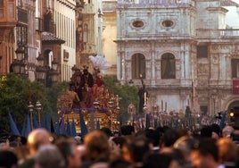 Santo Entierro Grande : el evangelio según Sevilla, una película de 135 minutos en la pantalla de la carrera oficial