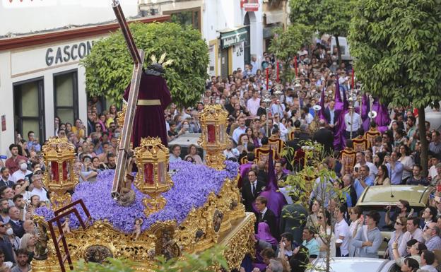 El Nazareno de la O avanza por una concurrida calle Castilla