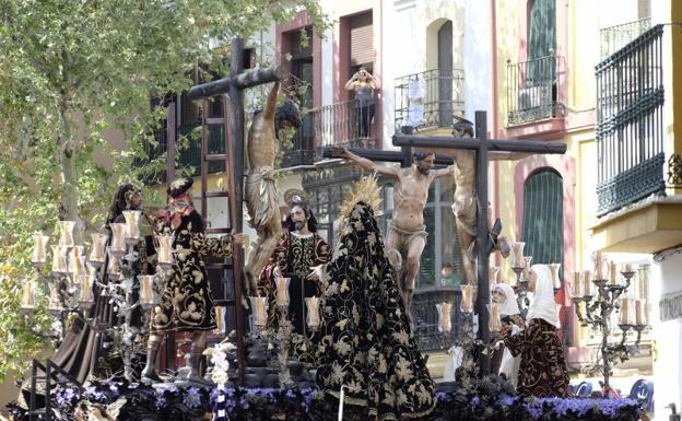 El 'barco del carbón' avanza por la calle Adriano en el arranque del Viernes Santo