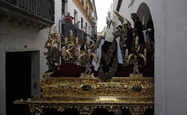 El imponente misterio de la Sagrada Mortaja saliendo del exconvento de la Paz