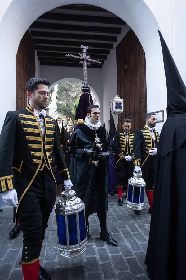 La hermandad de La Mortaje sale del antiguo convento de la Paz