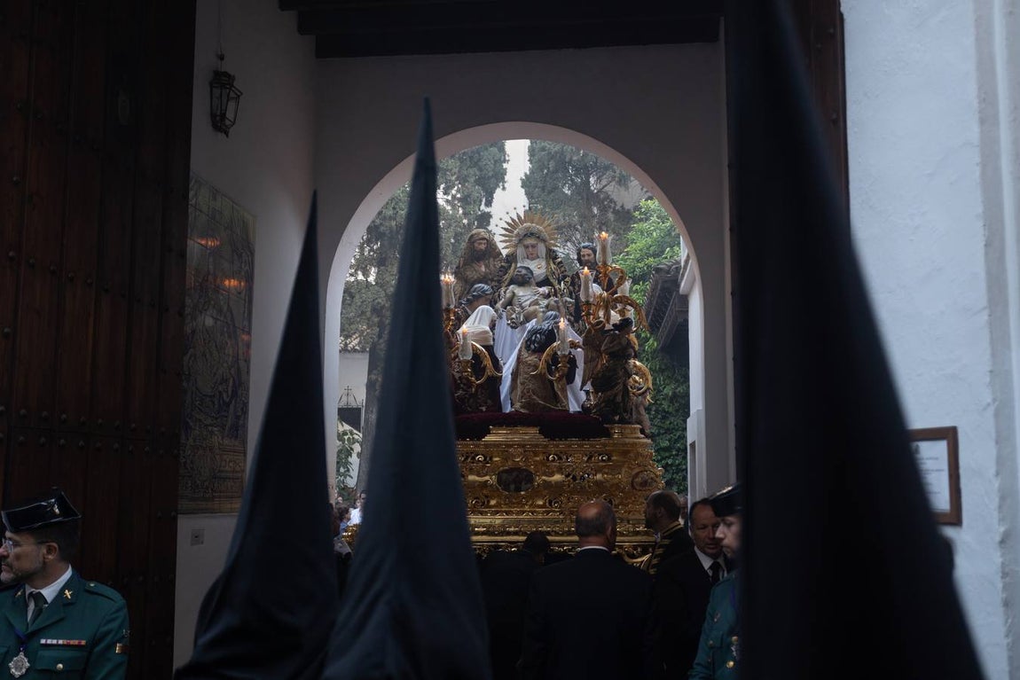 La hermandad de La Mortaje sale del antiguo convento de la Paz