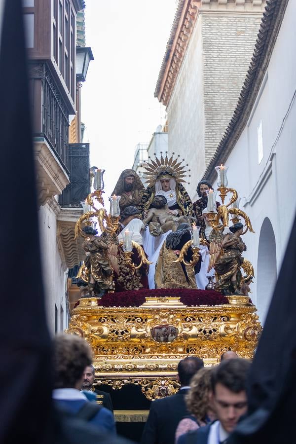 La hermandad de La Mortaje sale del antiguo convento de la Paz