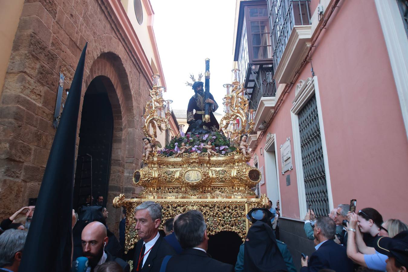 La hermandad de San Isidoro tras salir de su parroquia hacia la carrera oficial