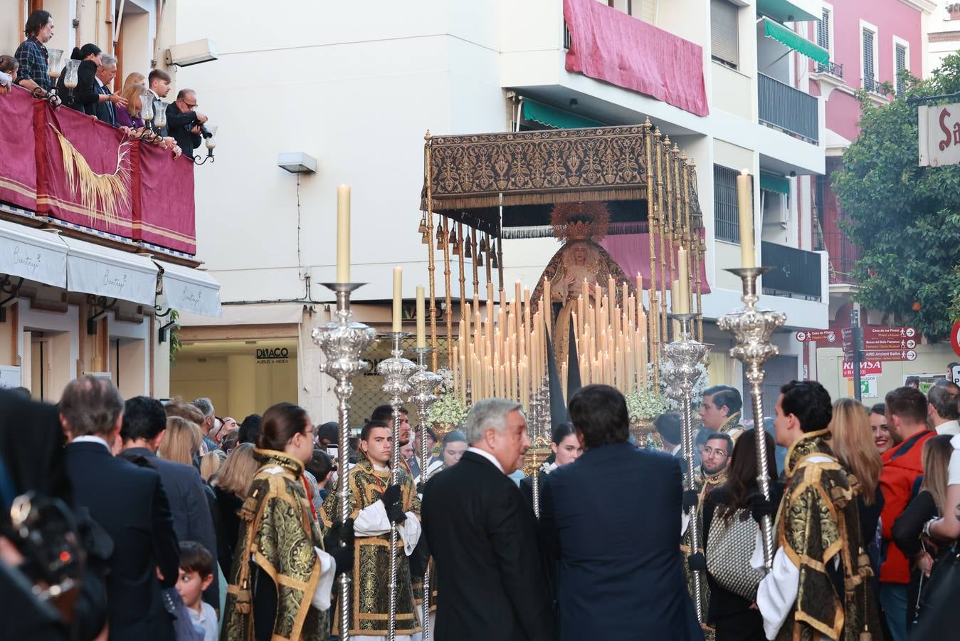 La hermandad de San Isidoro tras salir de su parroquia hacia la carrera oficial