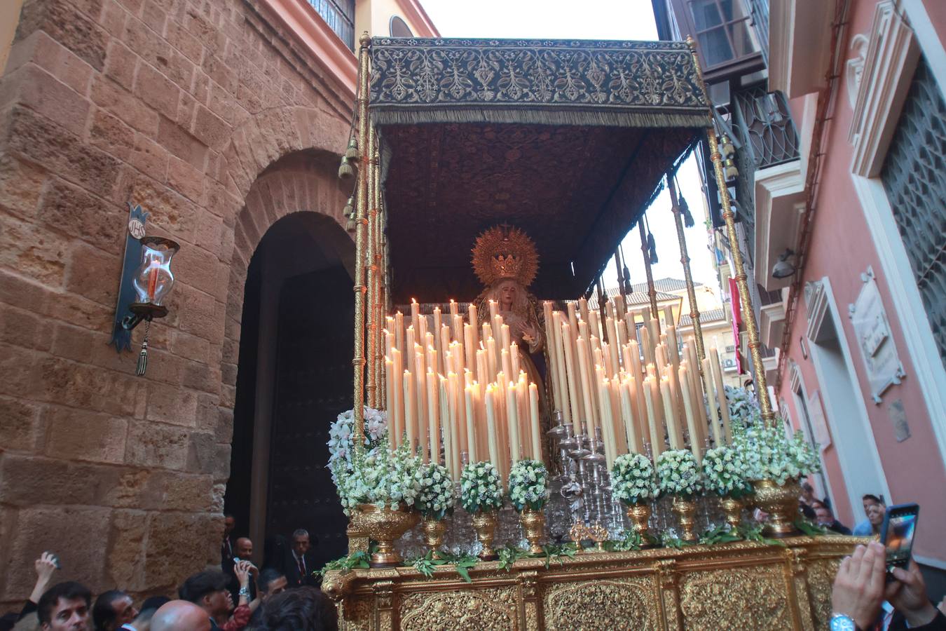 La hermandad de San Isidoro tras salir de su parroquia hacia la carrera oficial