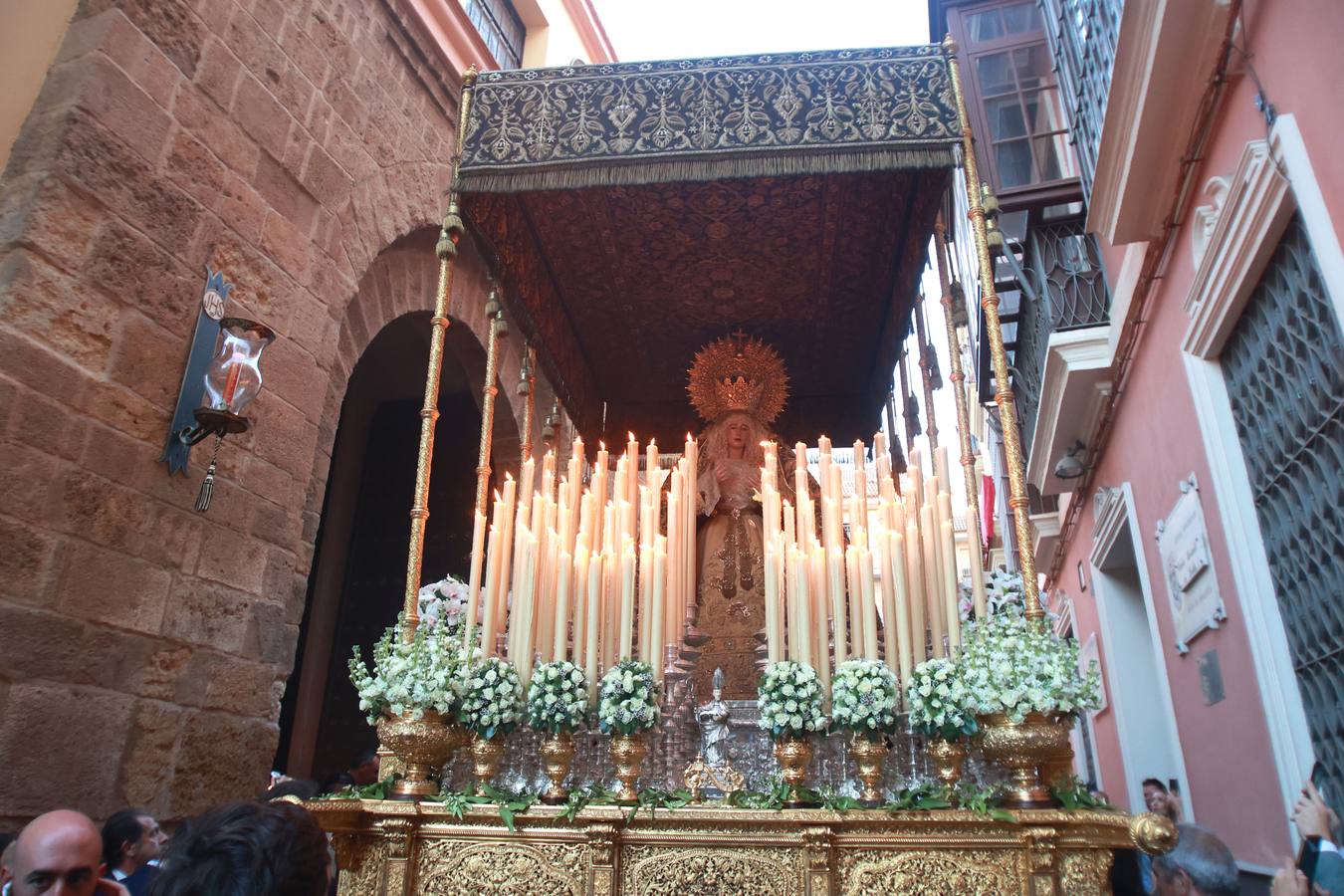 La hermandad de San Isidoro tras salir de su parroquia hacia la carrera oficial