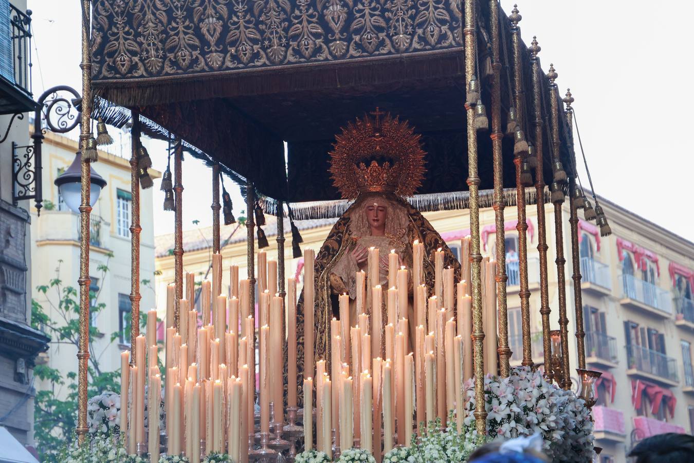 La hermandad de San Isidoro tras salir de su parroquia hacia la carrera oficial