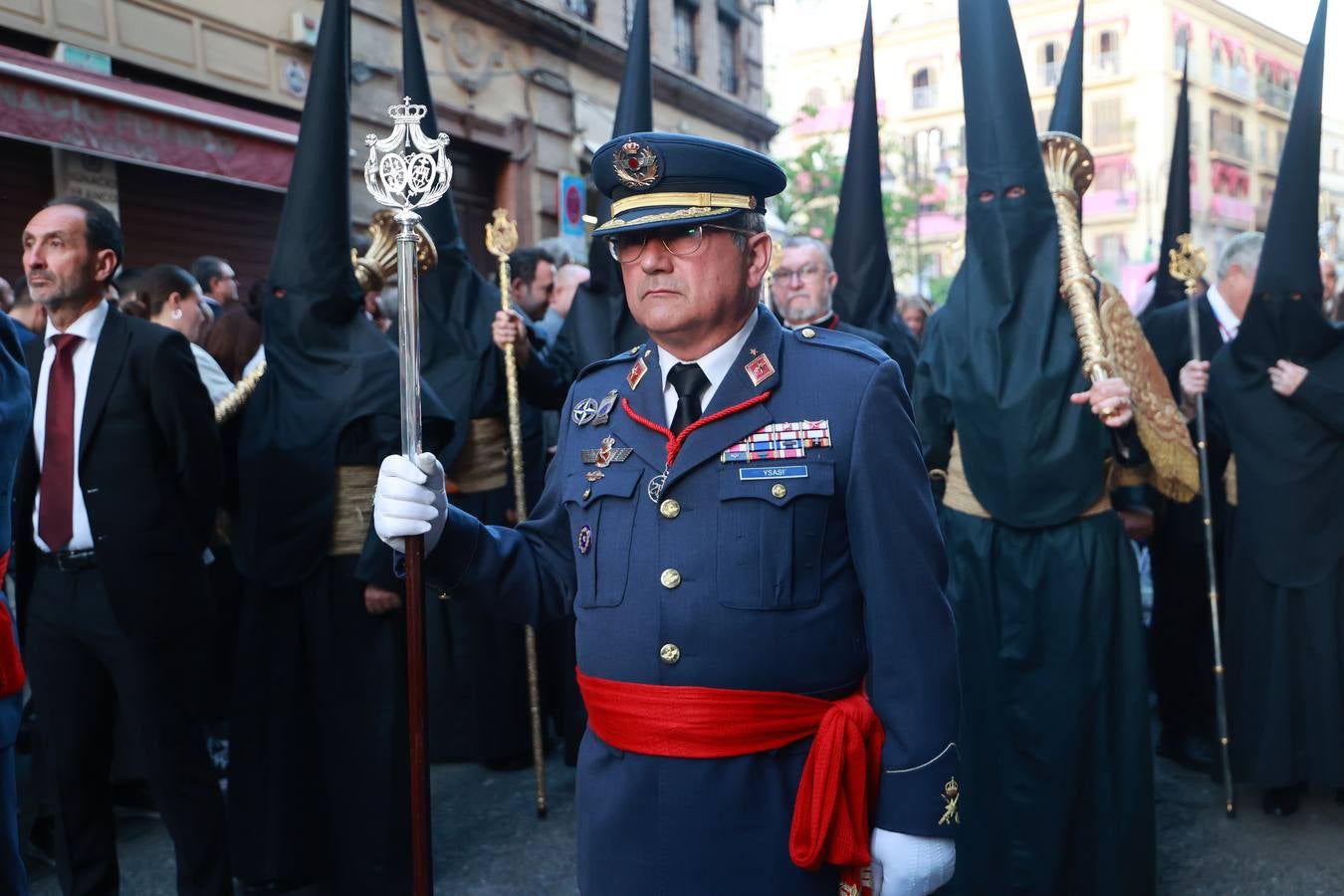 La hermandad de San Isidoro tras salir de su parroquia hacia la carrera oficial