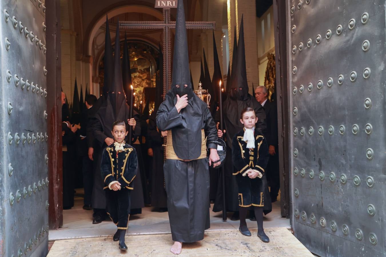 La hermandad de San Isidoro tras salir de su parroquia hacia la carrera oficial