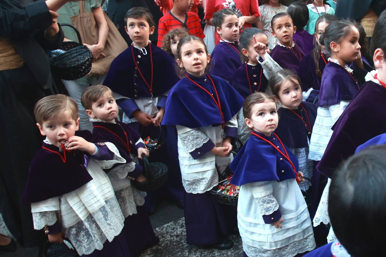 La hermandad de San Isidoro tras salir de su parroquia hacia la carrera oficial