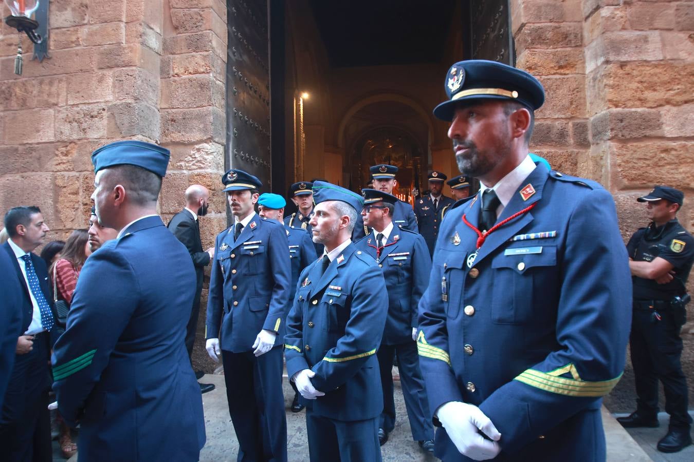 La hermandad de San Isidoro tras salir de su parroquia hacia la carrera oficial