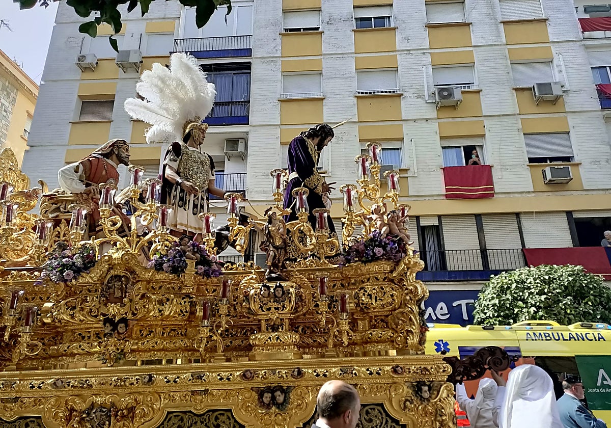 El paso del Soberano Poder ante Caifás pasa junto a la ambulancia y los coches de bomberos