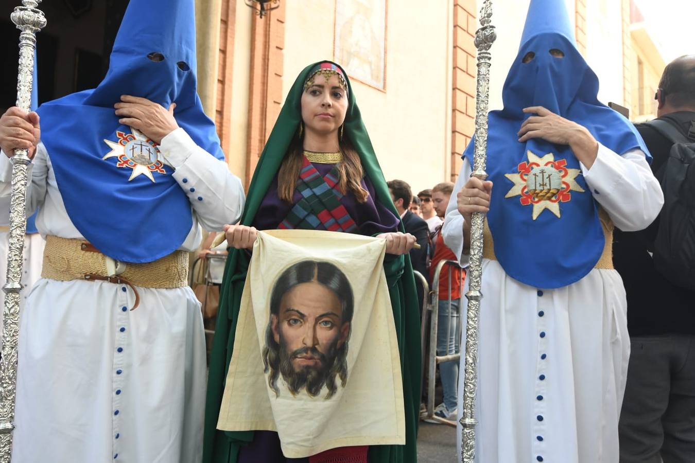 El entorno de la Magdalena ha vivido la salida consecutiva de tres pasos para el Santo Entierro Grande de 2023: Montserrat, Calvario y Quinta Angustia