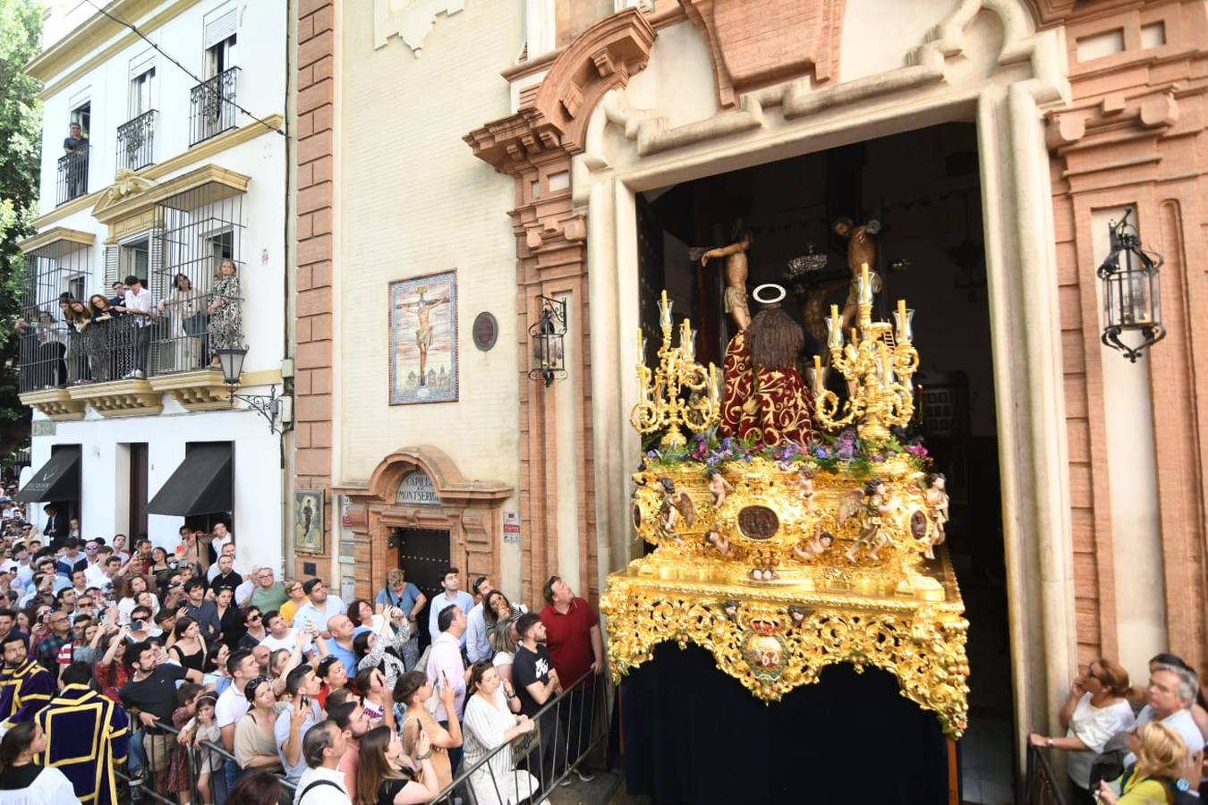 El entorno de la Magdalena ha vivido la salida consecutiva de tres pasos para el Santo Entierro Grande de 2023: Montserrat, Calvario y Quinta Angustia