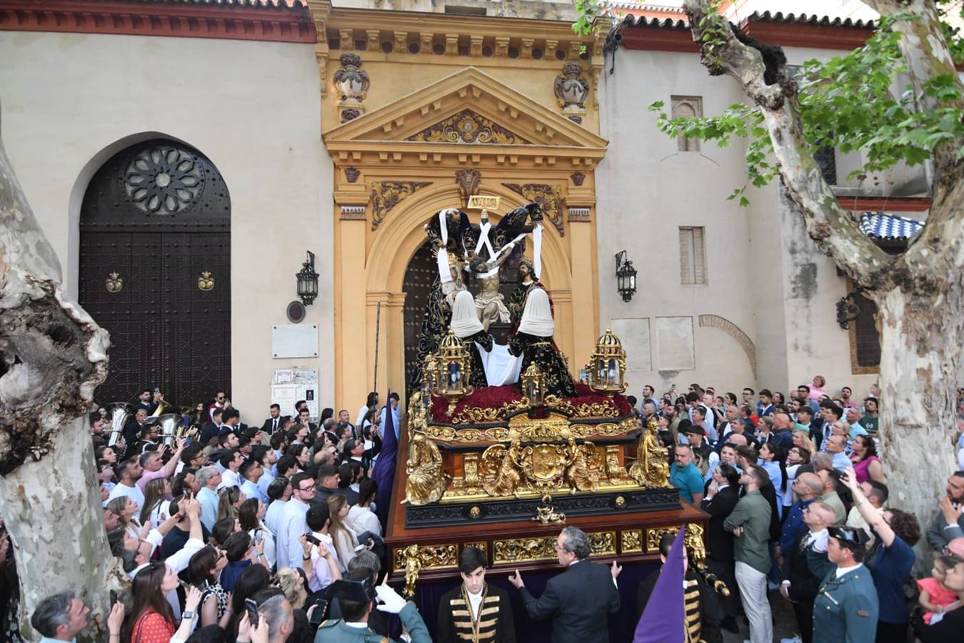 El entorno de la Magdalena ha vivido la salida consecutiva de tres pasos para el Santo Entierro Grande de 2023: Montserrat, Calvario y Quinta Angustia