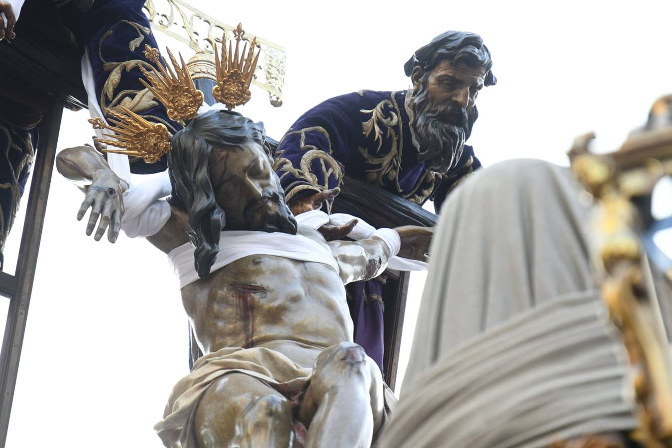 El entorno de la Magdalena ha vivido la salida consecutiva de tres pasos para el Santo Entierro Grande de 2023: Montserrat, Calvario y Quinta Angustia