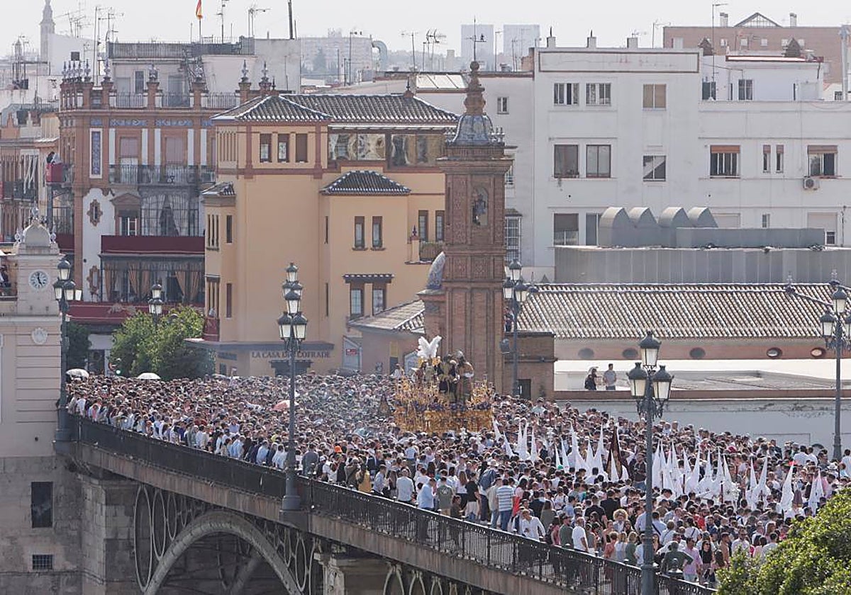 El paso del misterio de San Gonzalo cruzando el puente de Triana este Sábado Santo