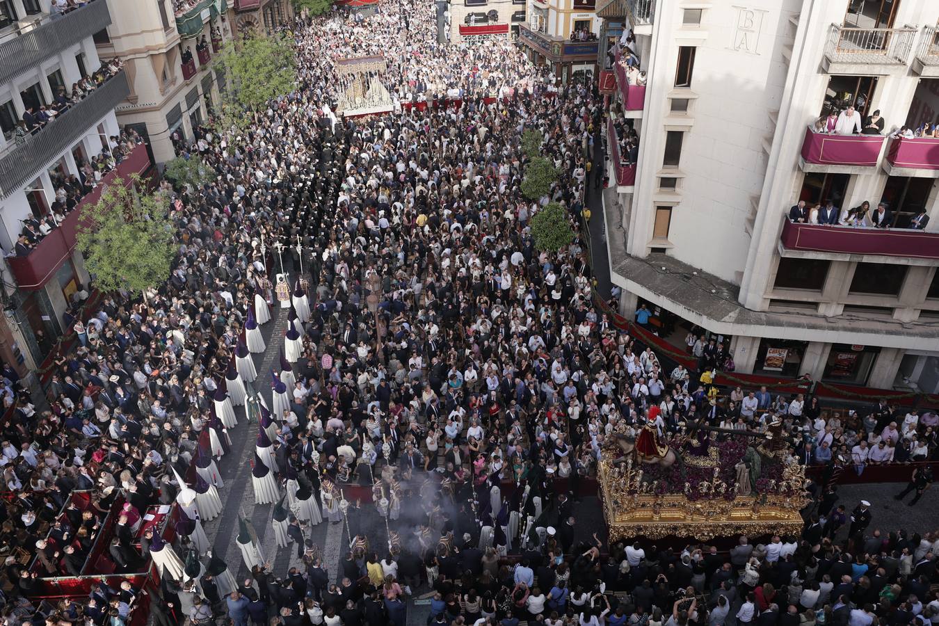 Los pasos que participan en el Santo Entierro Grande al principio de la Carrera Oficial en La Campana 