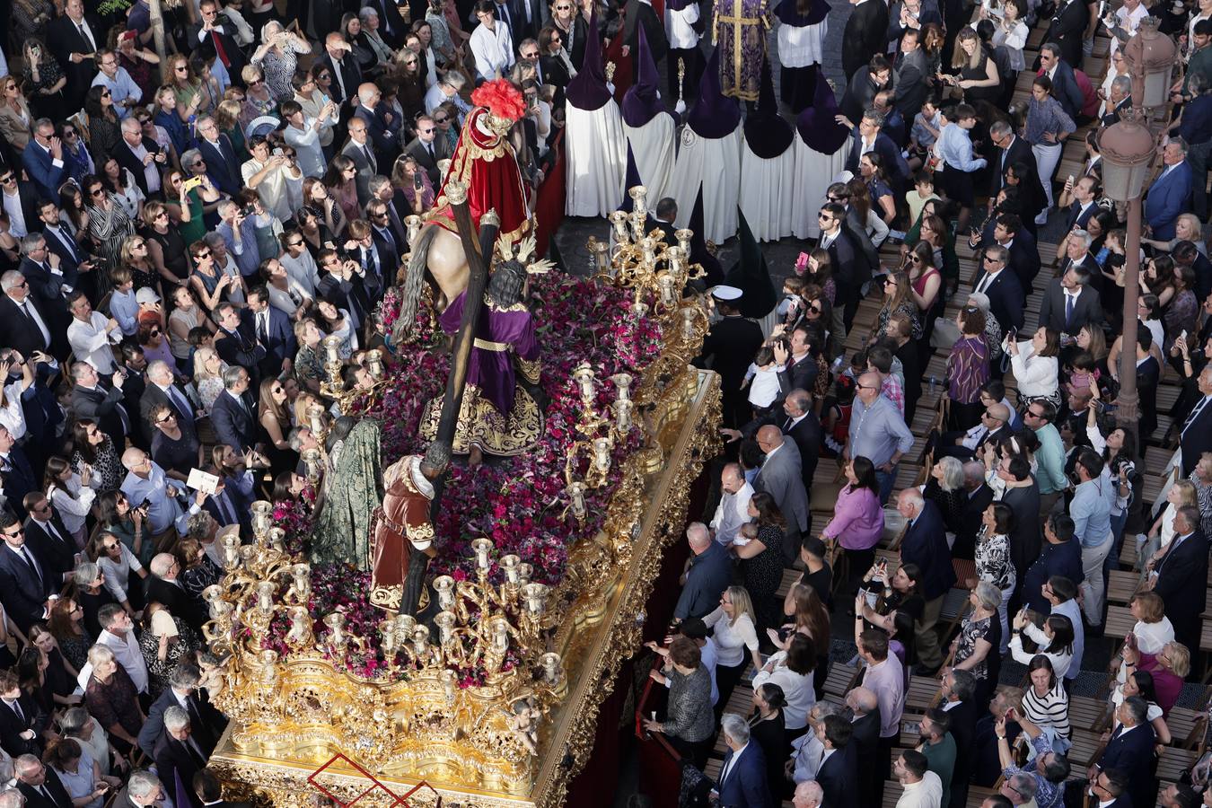 Los pasos que participan en el Santo Entierro Grande al principio de la Carrera Oficial en La Campana 