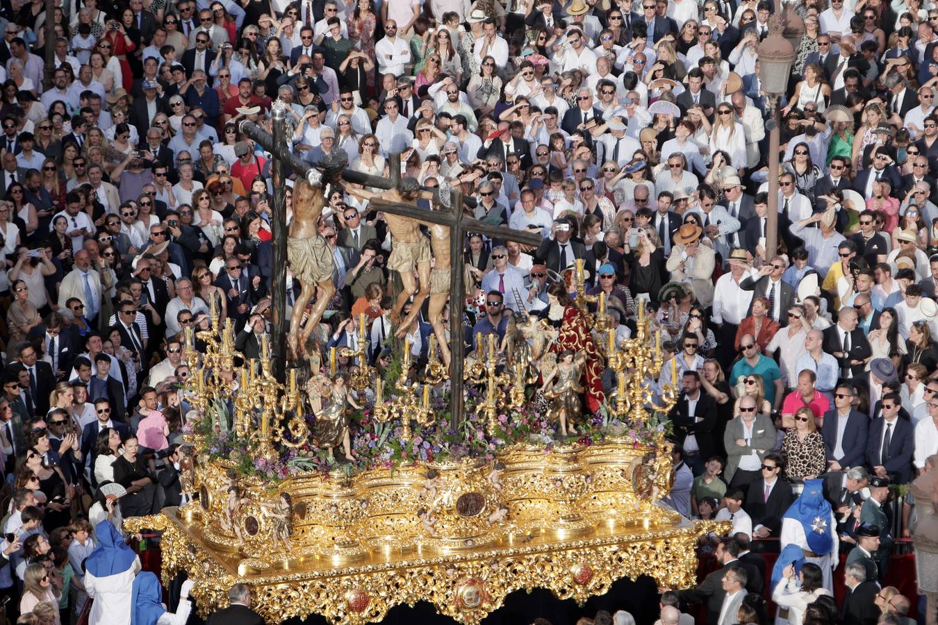 Los pasos que participan en el Santo Entierro Grande al principio de la Carrera Oficial en La Campana 