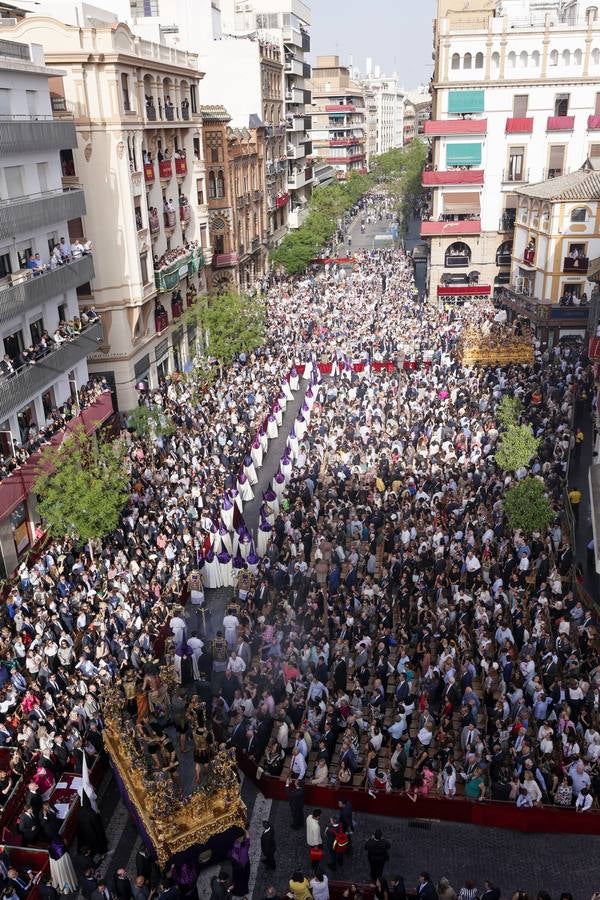 Los pasos que participan en el Santo Entierro Grande al principio de la Carrera Oficial en La Campana 