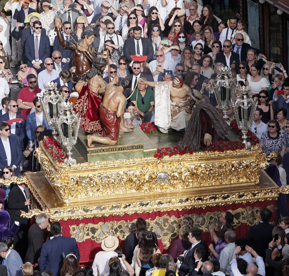 Los pasos que participan en el Santo Entierro Grande al principio de la Carrera Oficial en La Campana 
