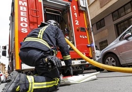 Bomberos de hasta cuatro parques trabajan en la extinción de un incendio en una nave de Écija, sin heridos