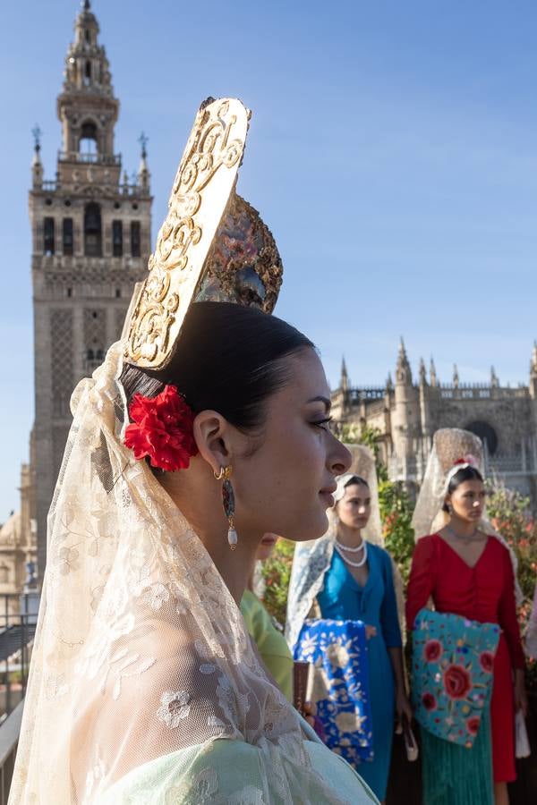 Unas jóvenes con mantilla blanca posan con la Giralda al fondo en la jornada de la Mantilla blanca