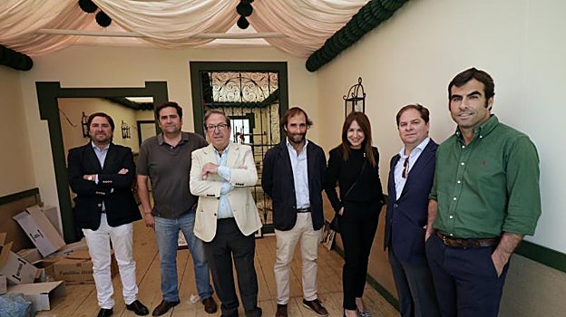 Fernando, David y José Ramon Mantilla, Ángela Núñez, José María de Burgos, Jorge y Carlos Silva en su nueva caseta