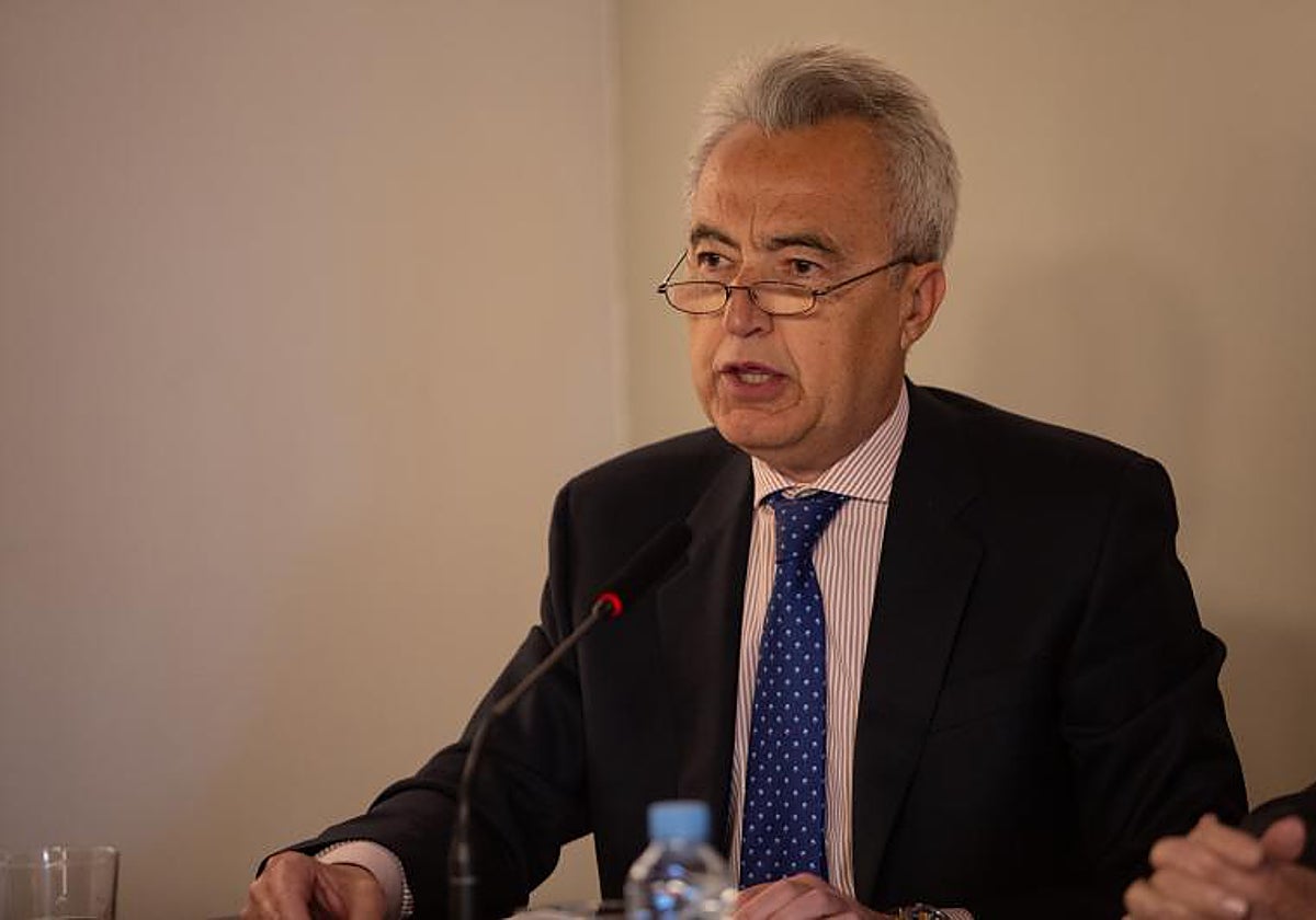 Pablo Gutiérrez-Alviz continuará al frente de la Real Academia Sevillana de Buenas Letras hasta 2026