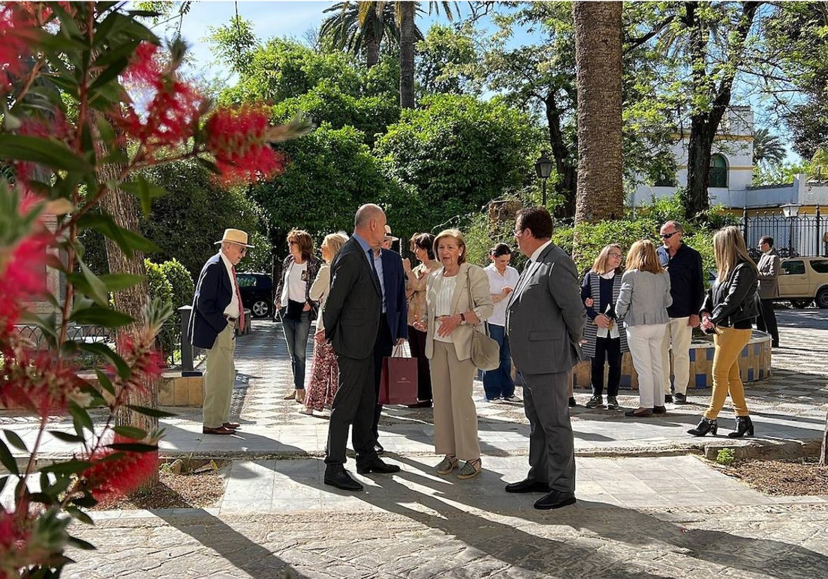 Antonio Muñoz y Juan Carlos Cabrera con vecinos del barrio de Santa Cruz