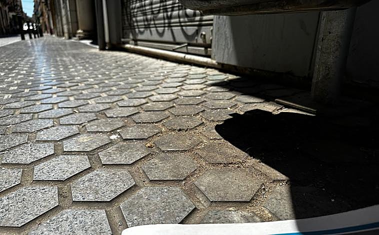 Imagen principal - Mugre incrustada en las aceras de la calle San Vicente. Las fotos fueron realizadas el lunes, miércoles y viernes de la semana pasada