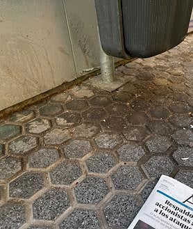 Imagen secundaria 2 - Mugre incrustada en las aceras de la calle San Vicente. Las fotos fueron realizadas el lunes, miércoles y viernes de la semana pasada