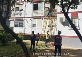 Una mujer herida en el incendio de su casa en Sevilla