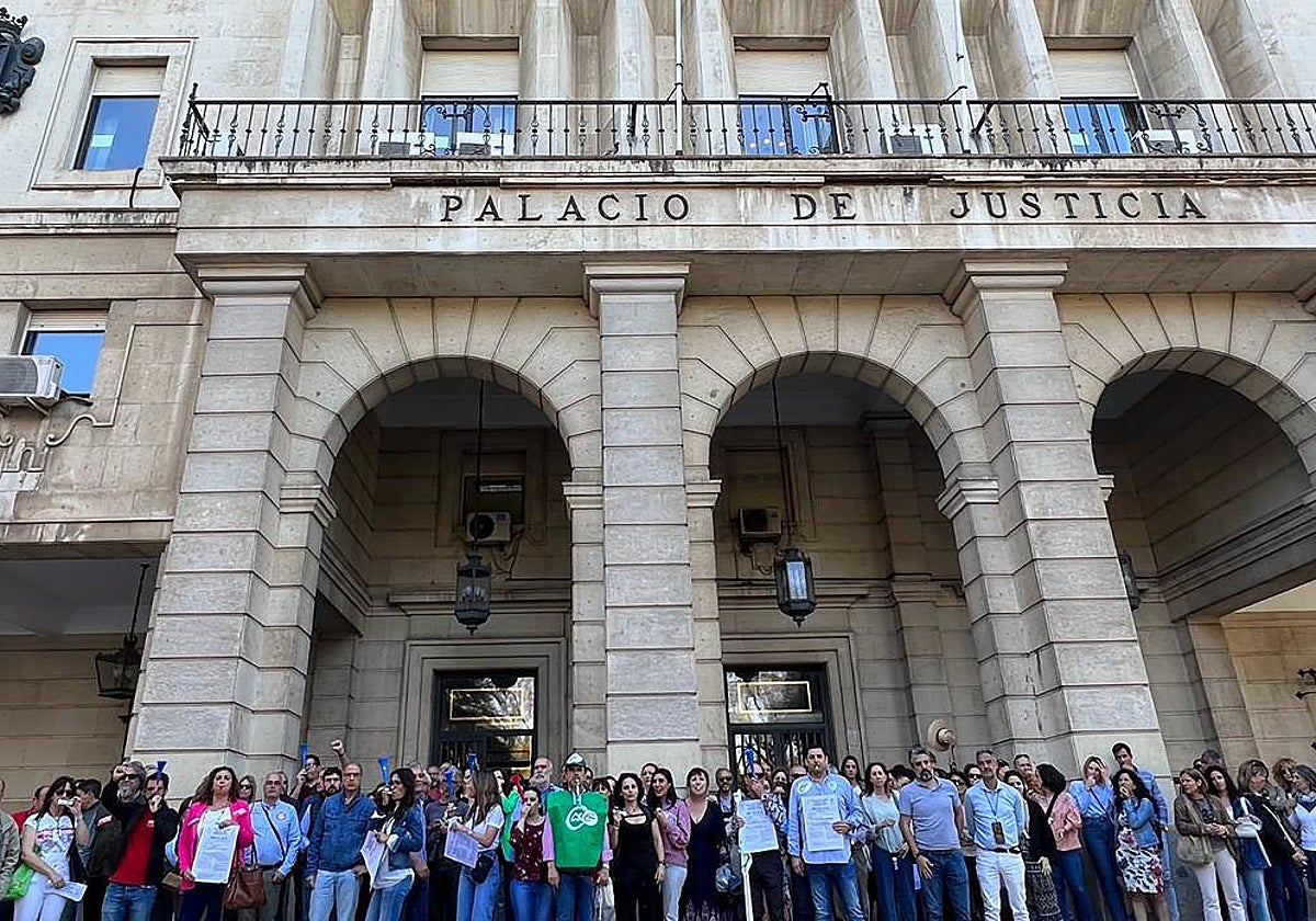 Concentración de funcionarios de Justicia en el Palacio de Justicia, en el Prado de San Sebastián