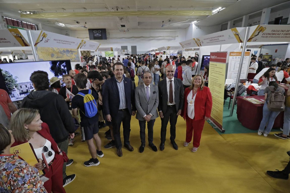 Los expositores se llenaron de jóvenes en el primer día de apertura del Salón del Estudiante