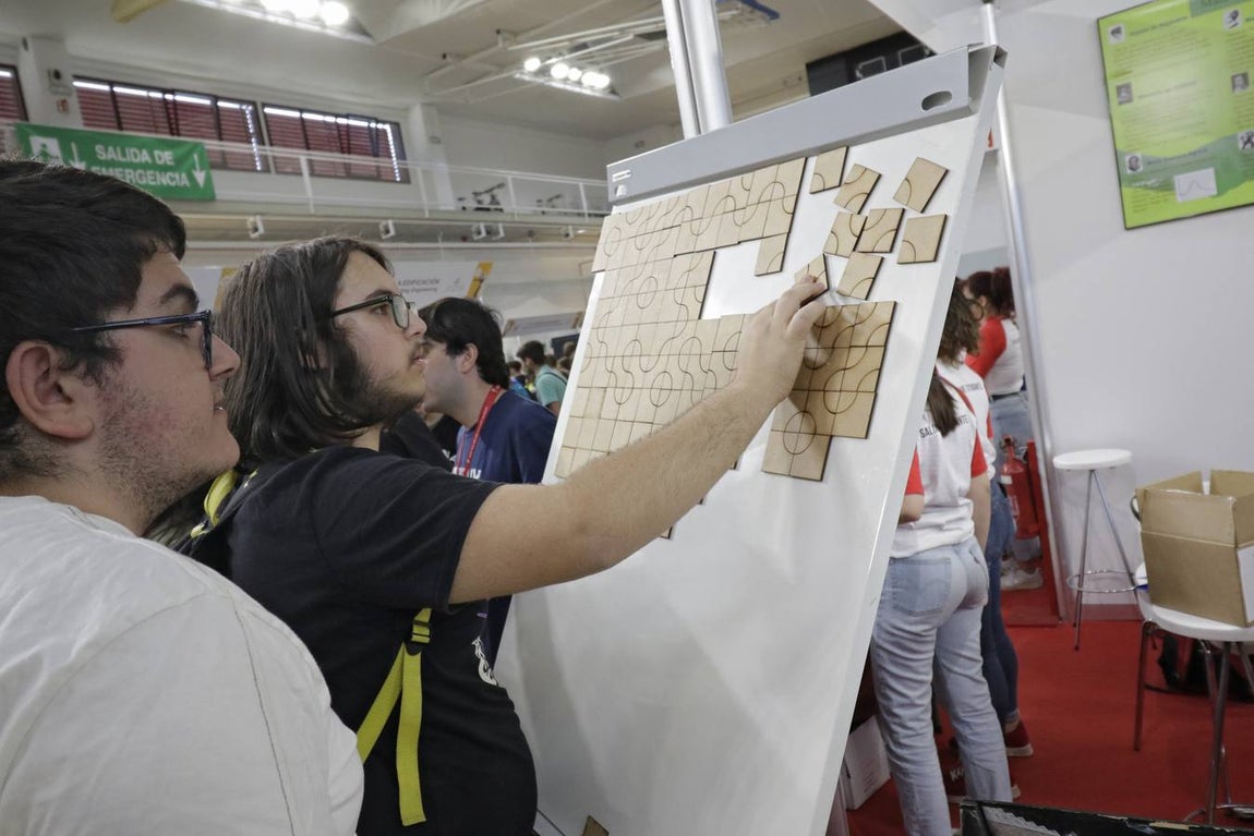 Los expositores se llenaron de jóvenes en el primer día de apertura del Salón del Estudiante