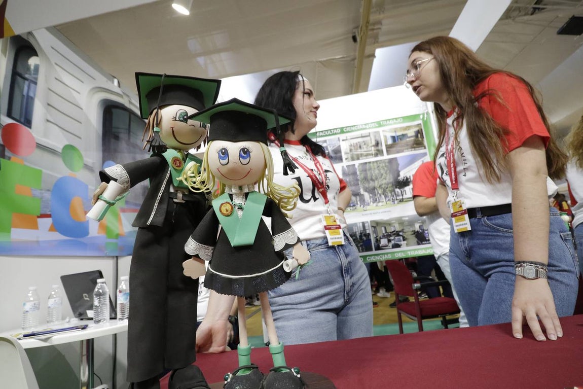 Los expositores se llenaron de jóvenes en el primer día de apertura del Salón del Estudiante