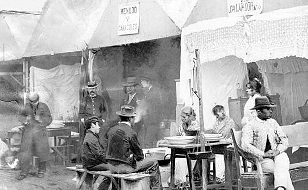 Las primeras casetas. Es curioso ver el detalle de los que sirven en el interior: menudo y caracoles