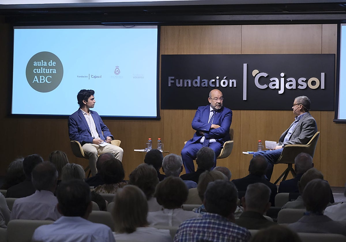 Ángel Expósito, en el centro, junto a Luis Ybarra y Paco Robles, directores del Aula de Cultura de ABC