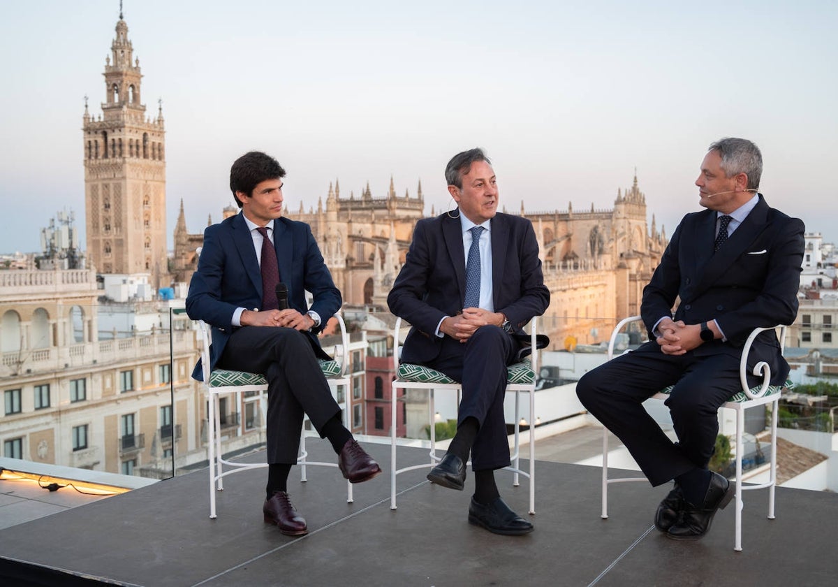 Pablo Aguado, José Ribagorda y Alberto García Reyes, en la terraza del Hotel Querencia