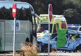 Una colisión frontal entre dos turismos deja dos fallecidos en El Coronil