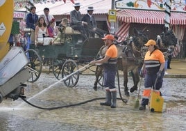 Medio millar de operarios y un centenar de vehículos limpiarán la basura de la Feria de Abril de Sevilla 2023