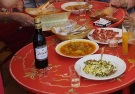 El precio del plato de jamón, de la tortilla y de los montaditos en la Feria de Abril de Sevilla 2023
