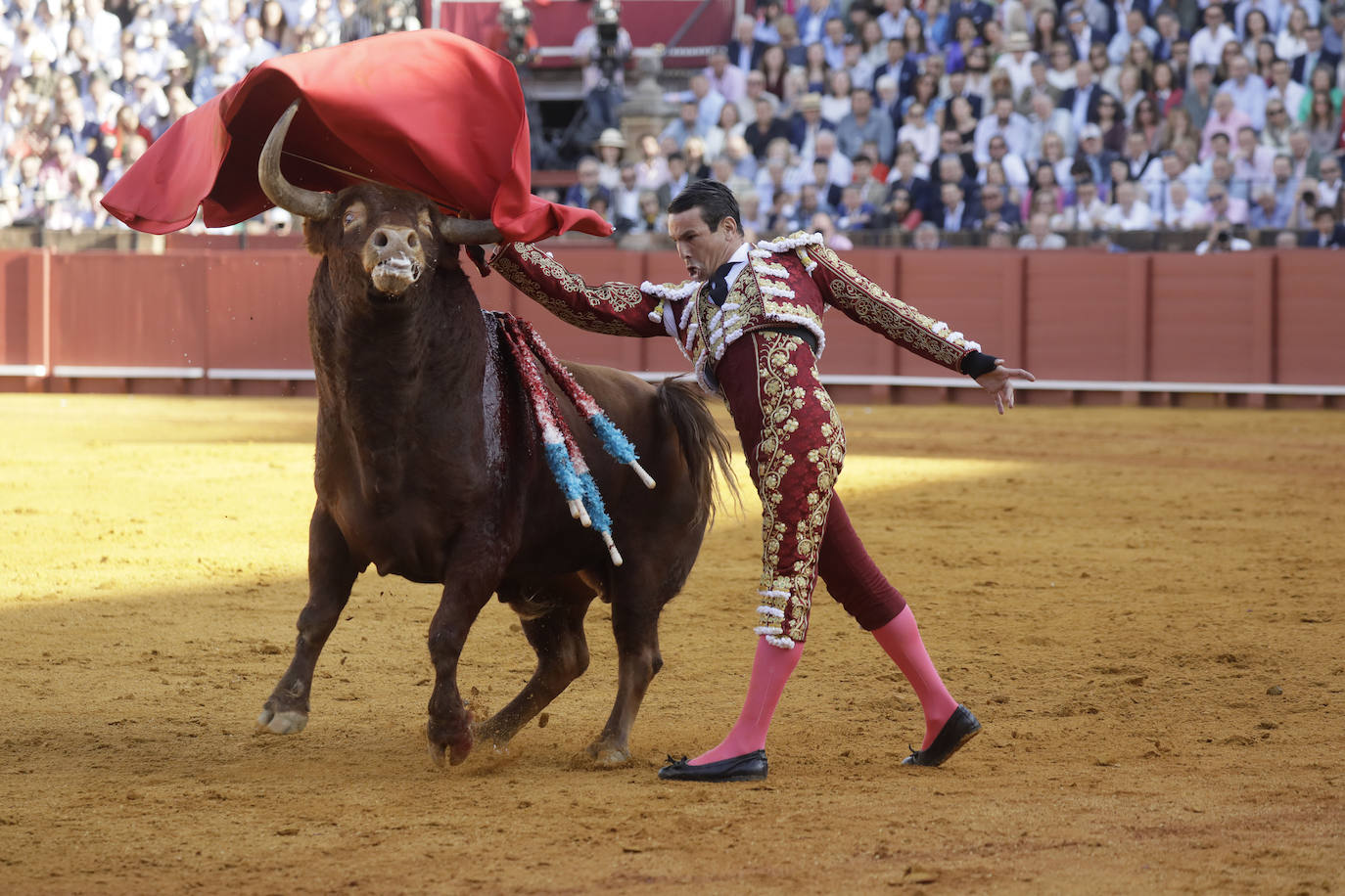 José María Manzanares, de burdeos y oro, en la corrida de Núñez del Cuvillo en Sevilla
