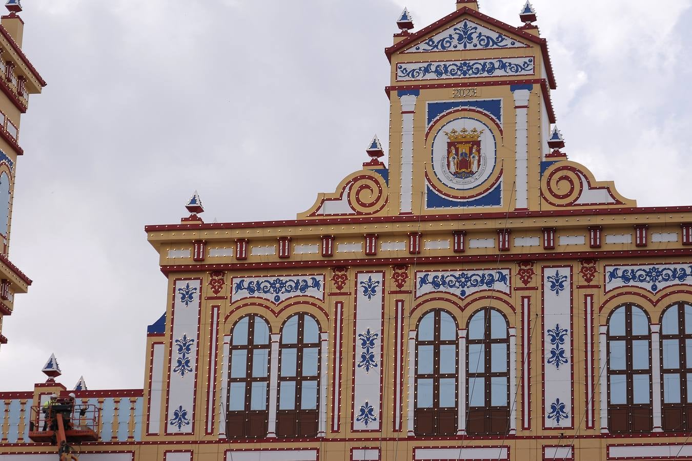 Ultimando detalles en la portada de la Feria de Sevilla 2023