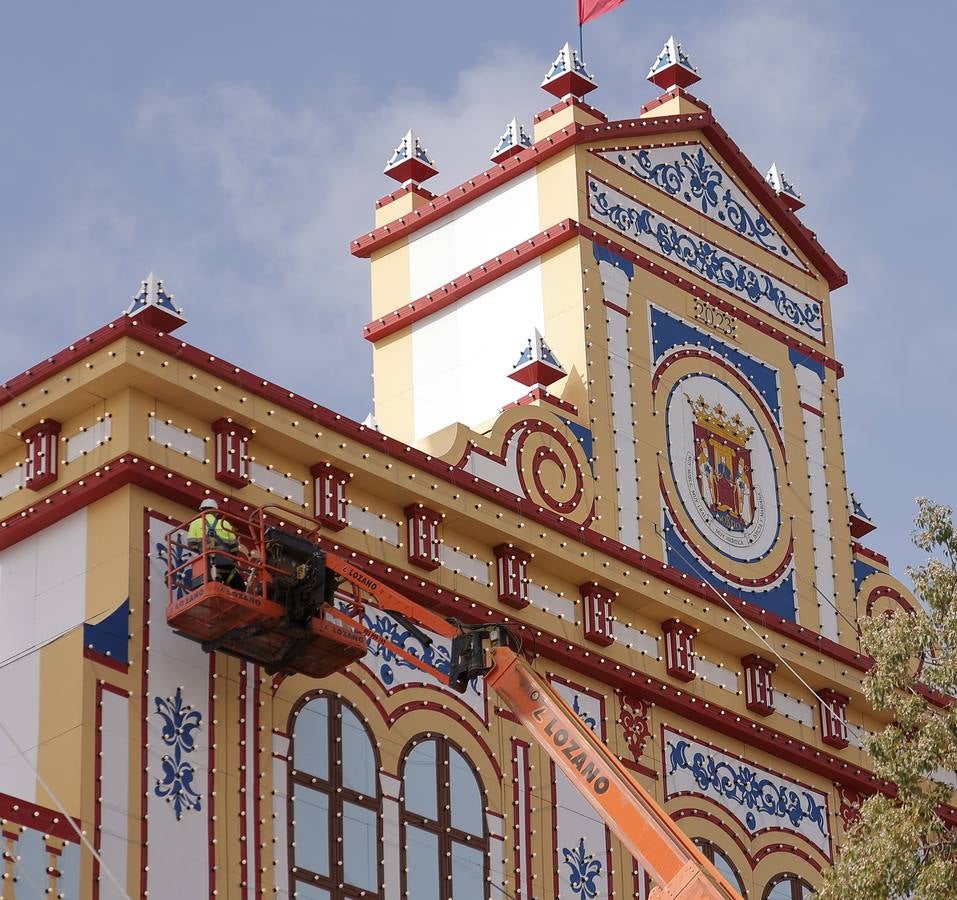 Ultimando detalles en la portada de la Feria de Sevilla 2023