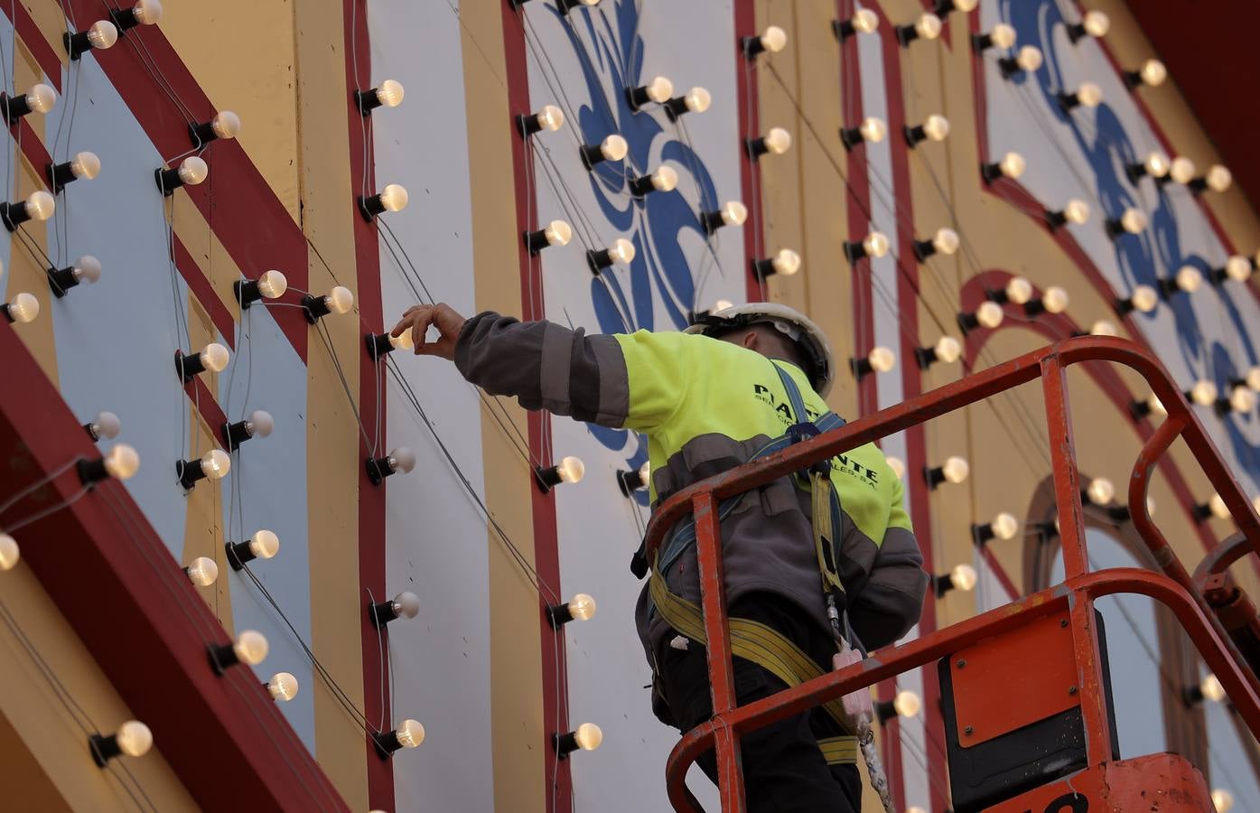 Ultimando detalles en la portada de la Feria de Sevilla 2023